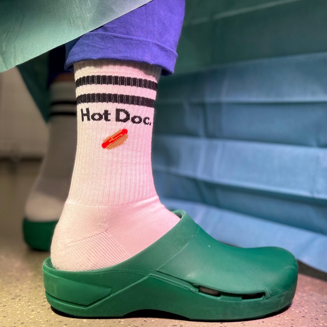 Grüne OP-Schuhe mit weißen Socken eigenes Design