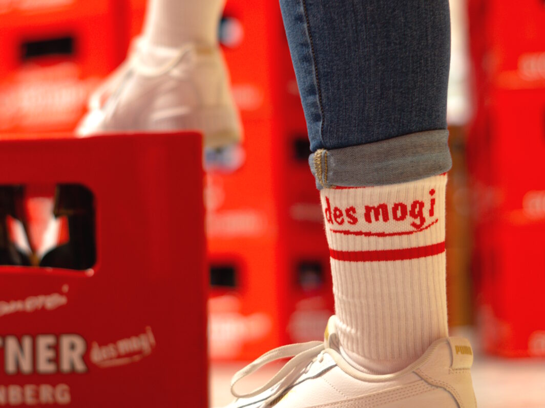 Socken Brauerei weiß Logo Schrift