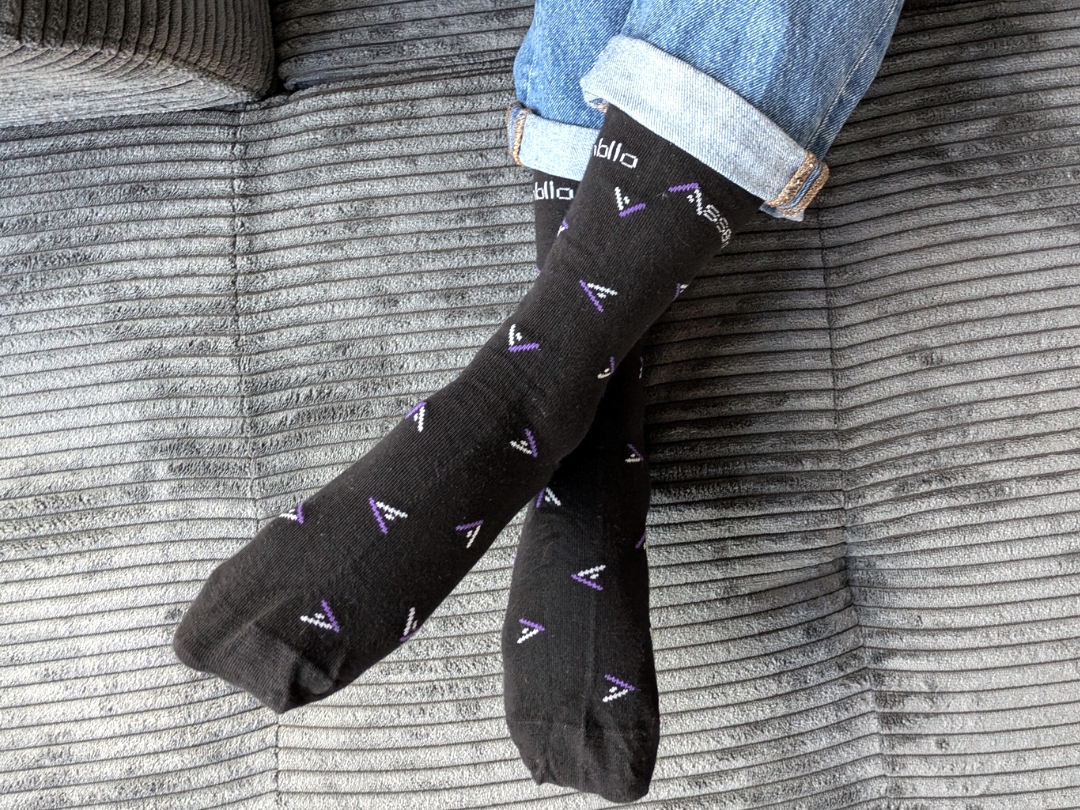 Socken mit vielen Logos und Schrift