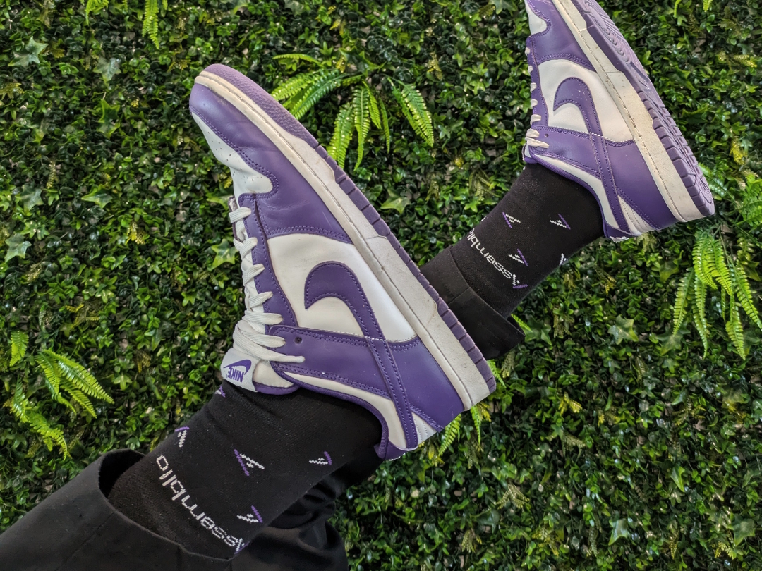 Businesssocken mit Logos und Schrift