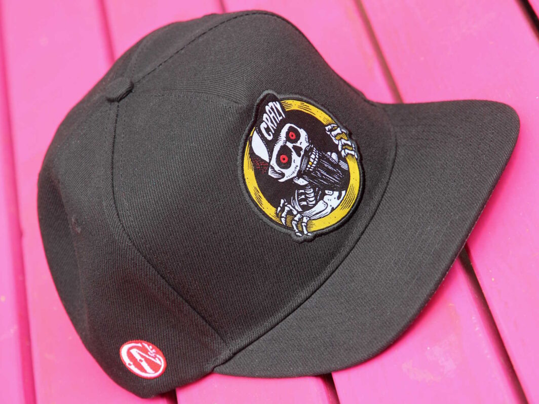 Snapback mit gewebtem Patch und gesticktem Logo