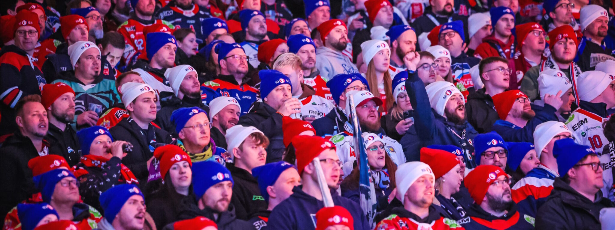 Bestickte Beanies blau weiß rot