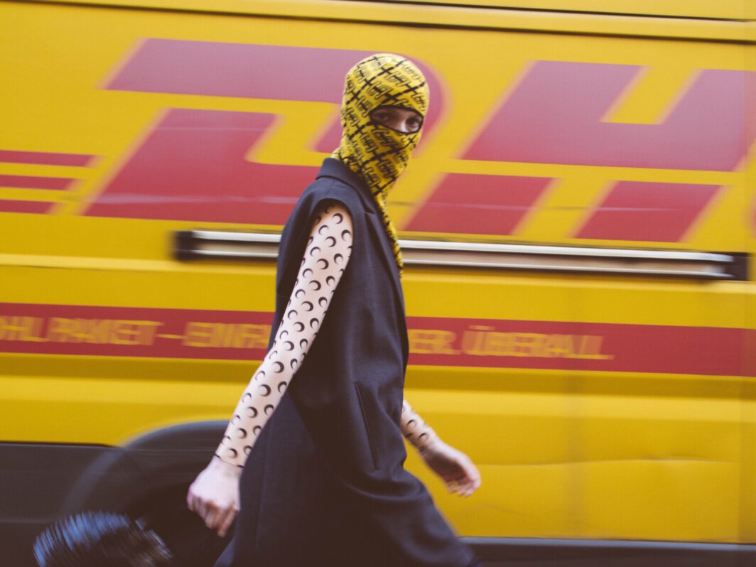 Designer-Gesichtsmaske mit Schal