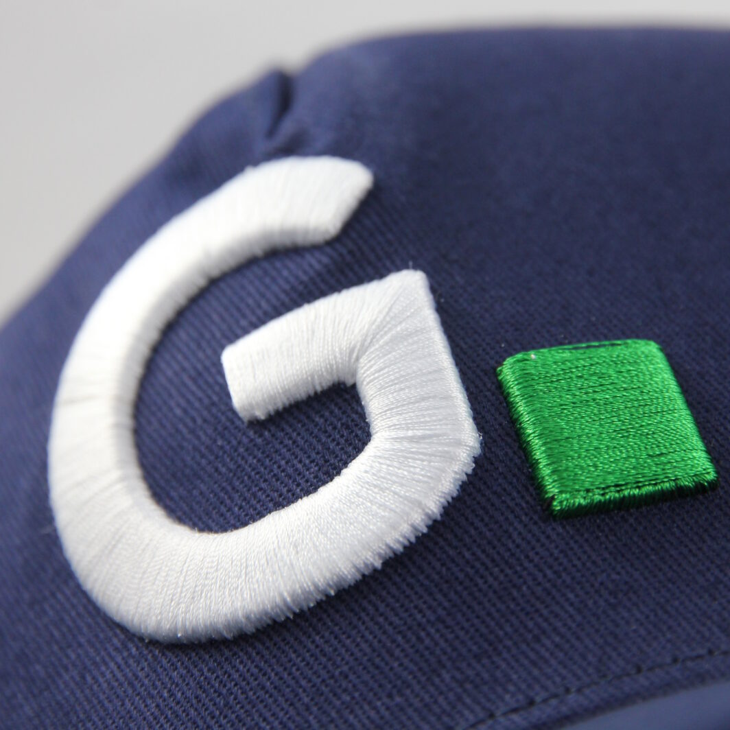 Blaue Cap bestickt mit 3D-Logo
