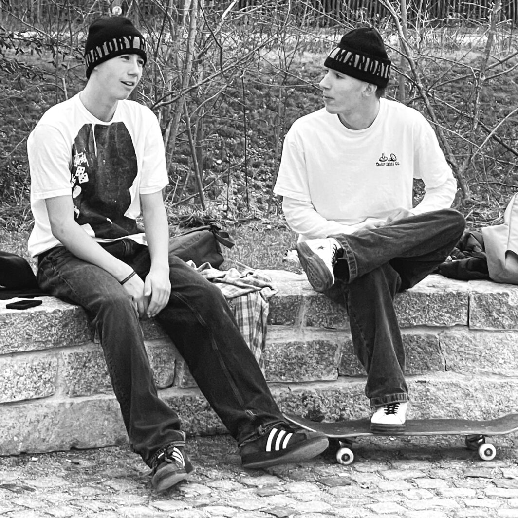 Beanies mit Schrift Skateboarder schwarz weiß