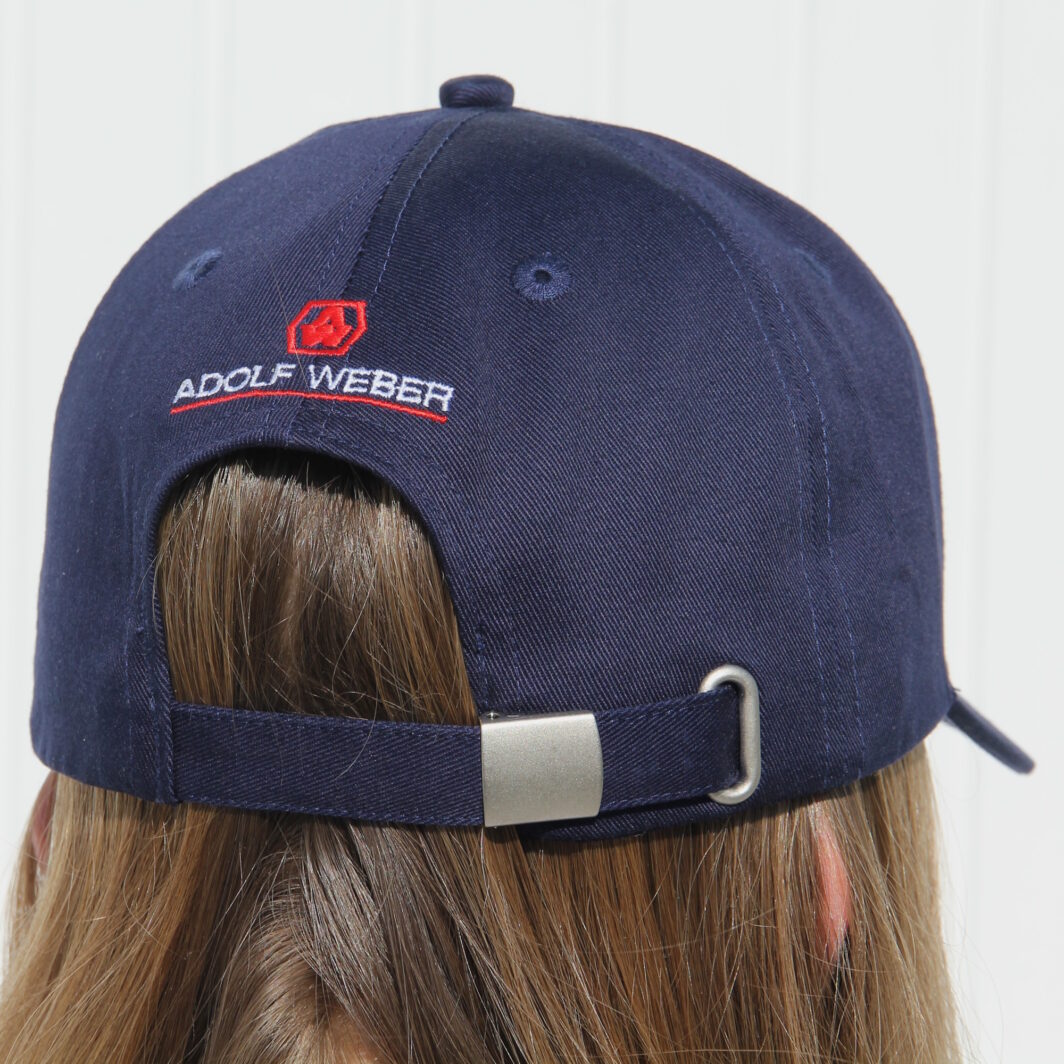 Bestickte Cap mit Logo und Strapback Verschlussschnalle