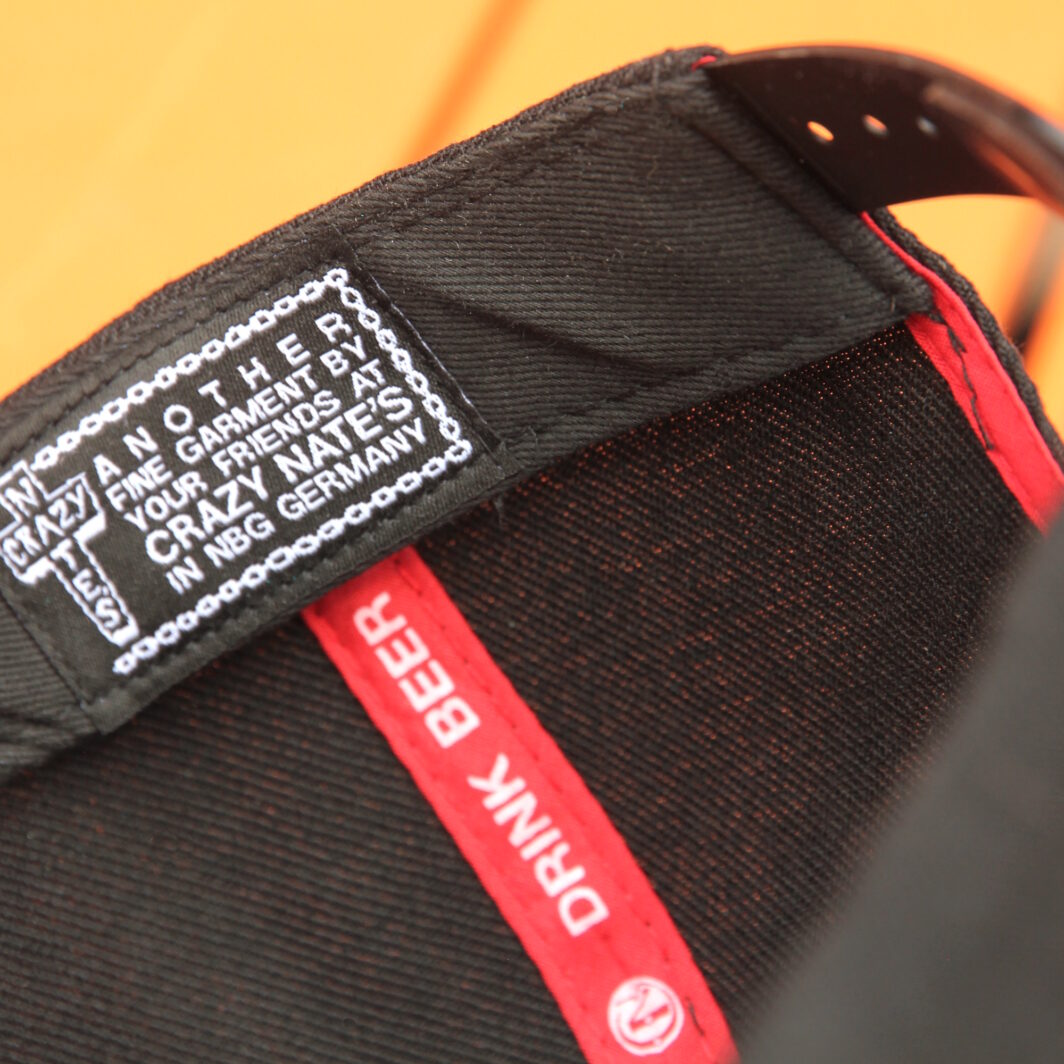 Snapback-Cap bedruckt innen Druckknöpfe Weblabel