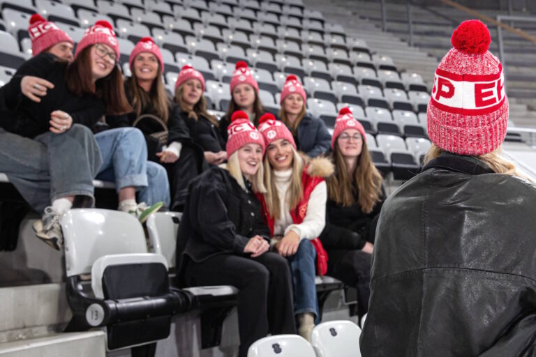 Mützen Eishockey Schweiz Frauen Visp Mützen Stadion Eishockey Fans Schweiz