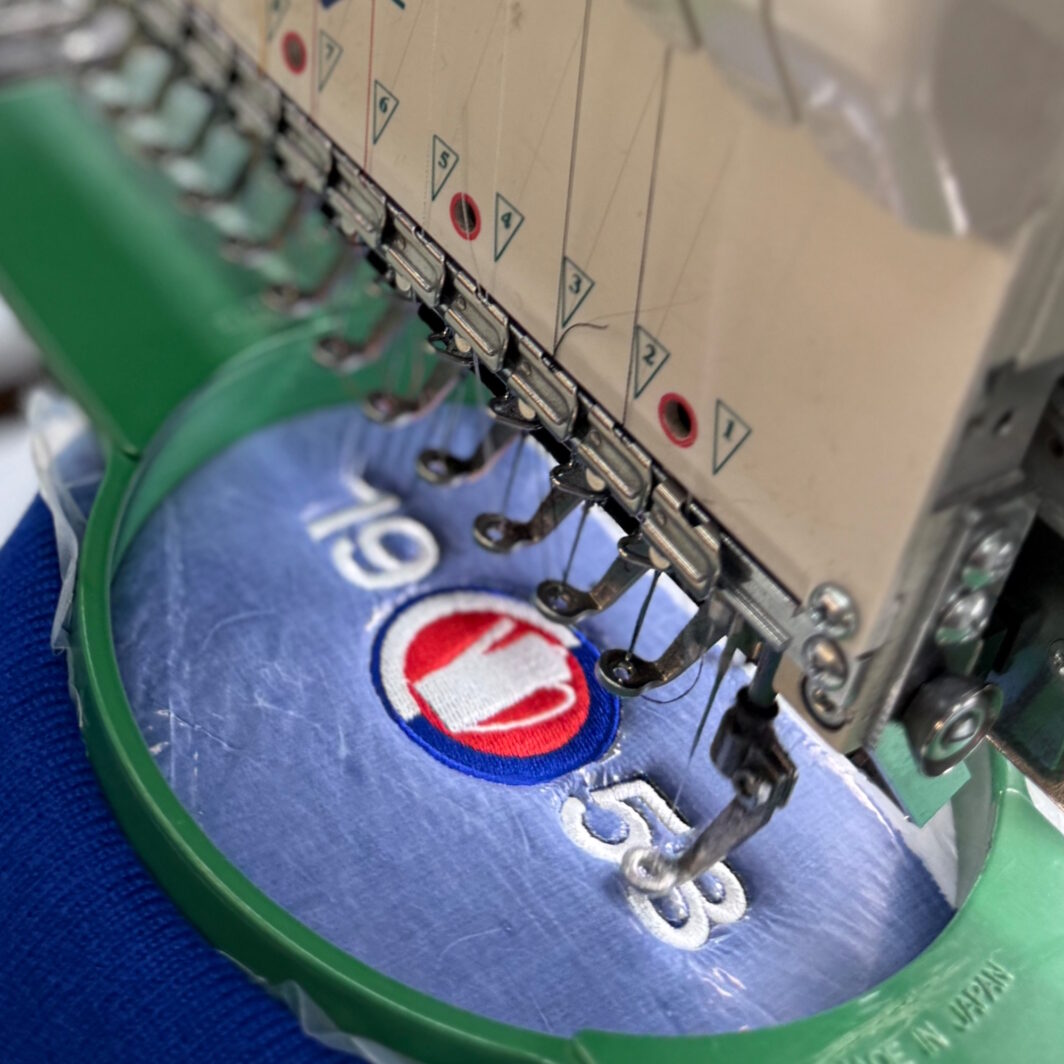 Stickmaschine bestickt Mützen mit Logo und Schrift