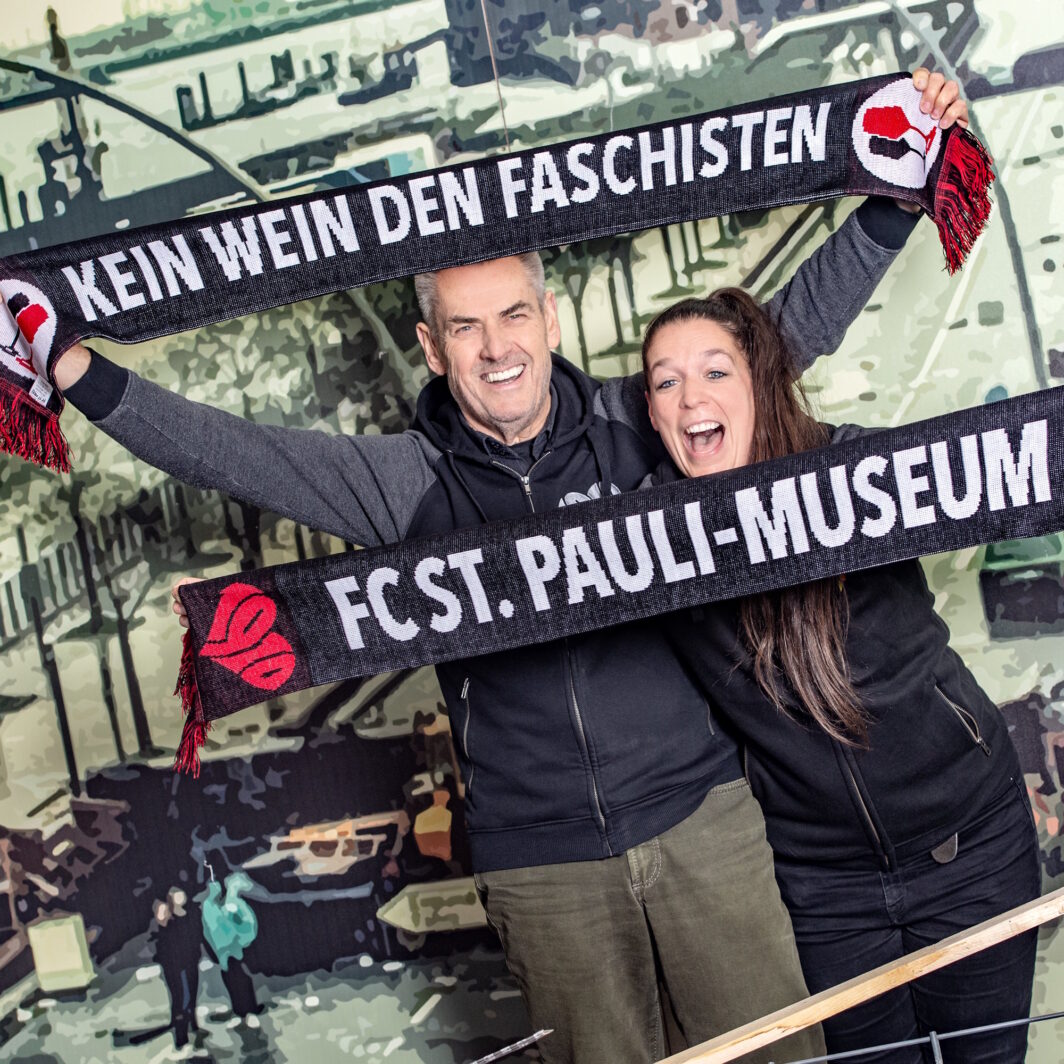 Schals FC St. Pauli Museum Frau und Mann