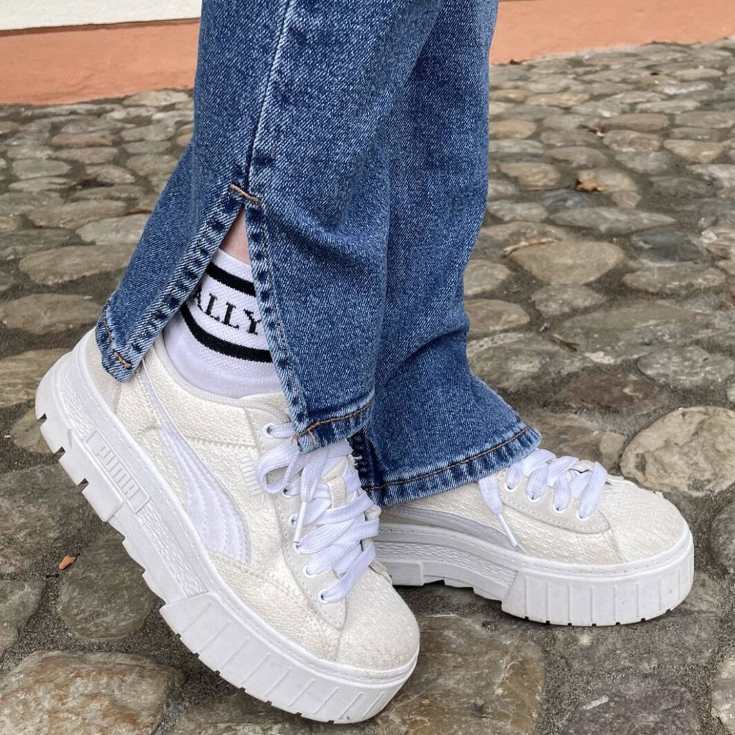 Weiße Sneakersocken mit schwarzer Schrift Modelabel