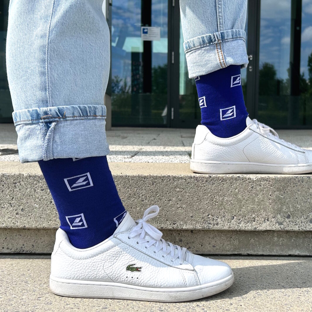 Blaue Socken mit Logos weiße Sneaker