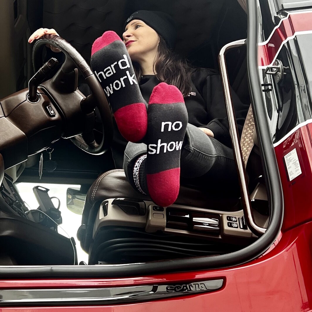 Socken LKW Spedition Schrift Fußsohle