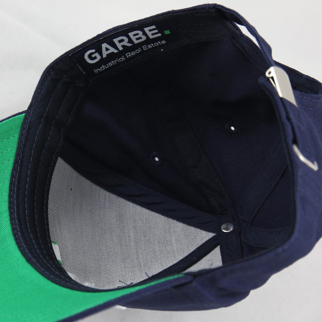 Blaue Strapback-Cap mit silbergrauer Schnalle und grünem Schirm