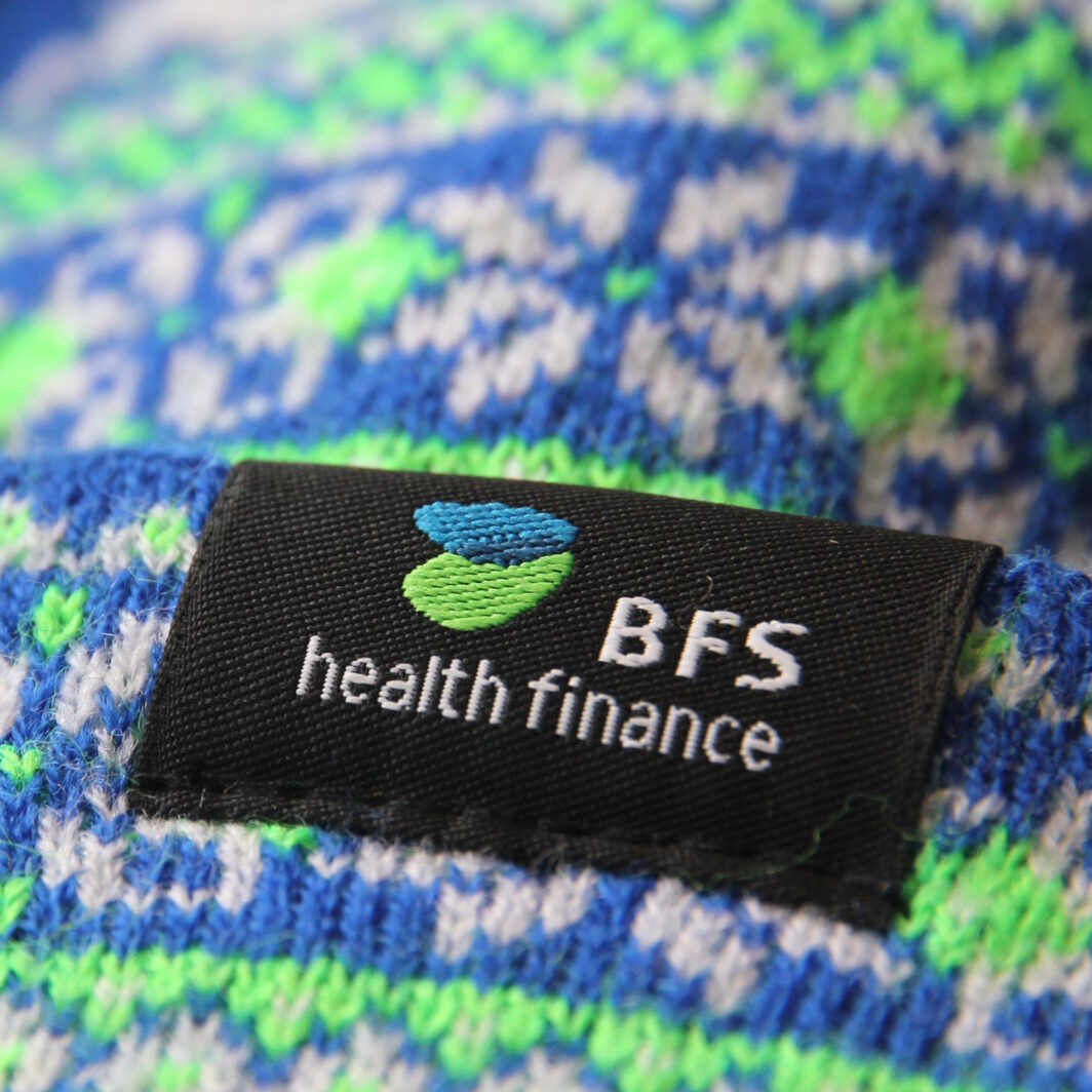 Gewebtes Etikett Logo Mütze Finanzdienstleister Gesundheitswesen