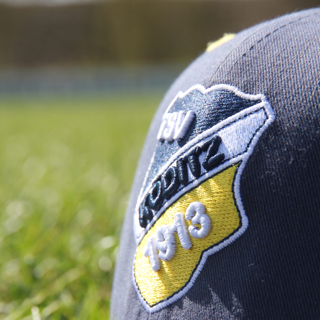 3D-bestickte Cap Nahaufnahme Vereinswappen Fußball