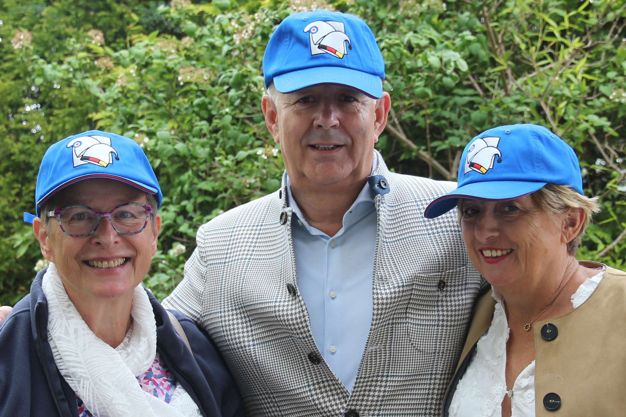 Blaue Dad Hats bestickt mit Logo Deutsch-Französische Gesellschaft