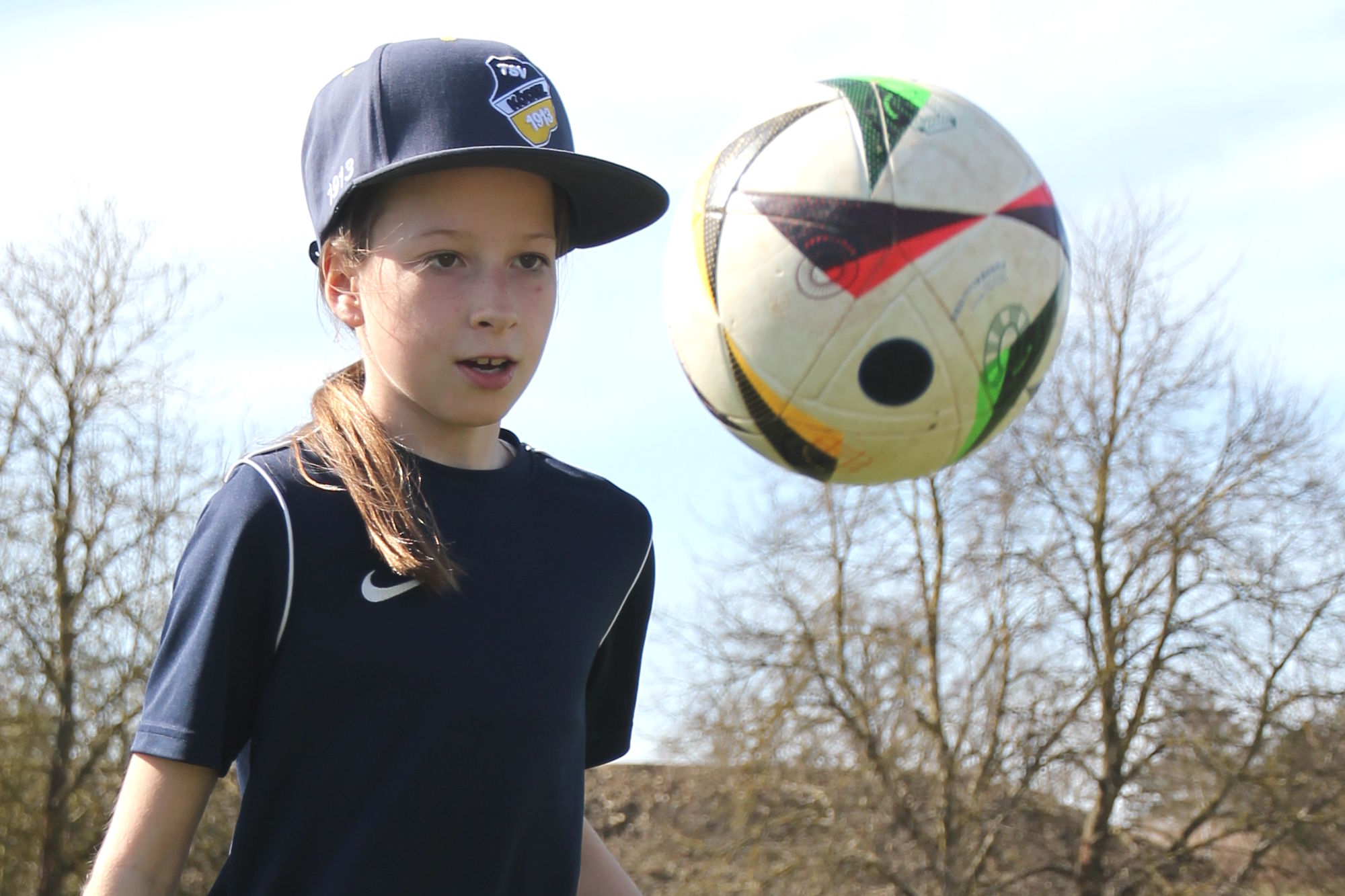 Bestickte Snapback Mädchen mit Fußball