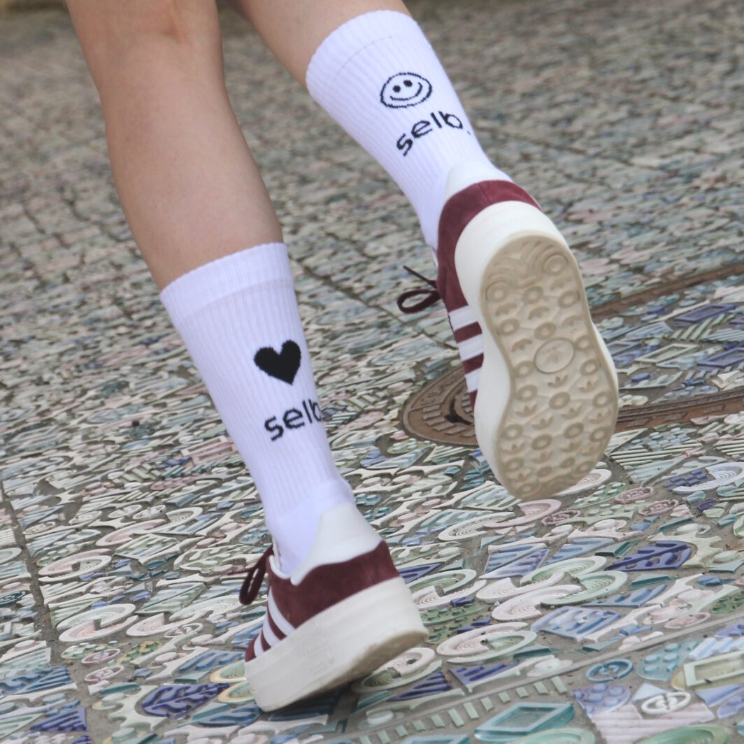 Tennissocken mit Herz und Smiley und Stadtname