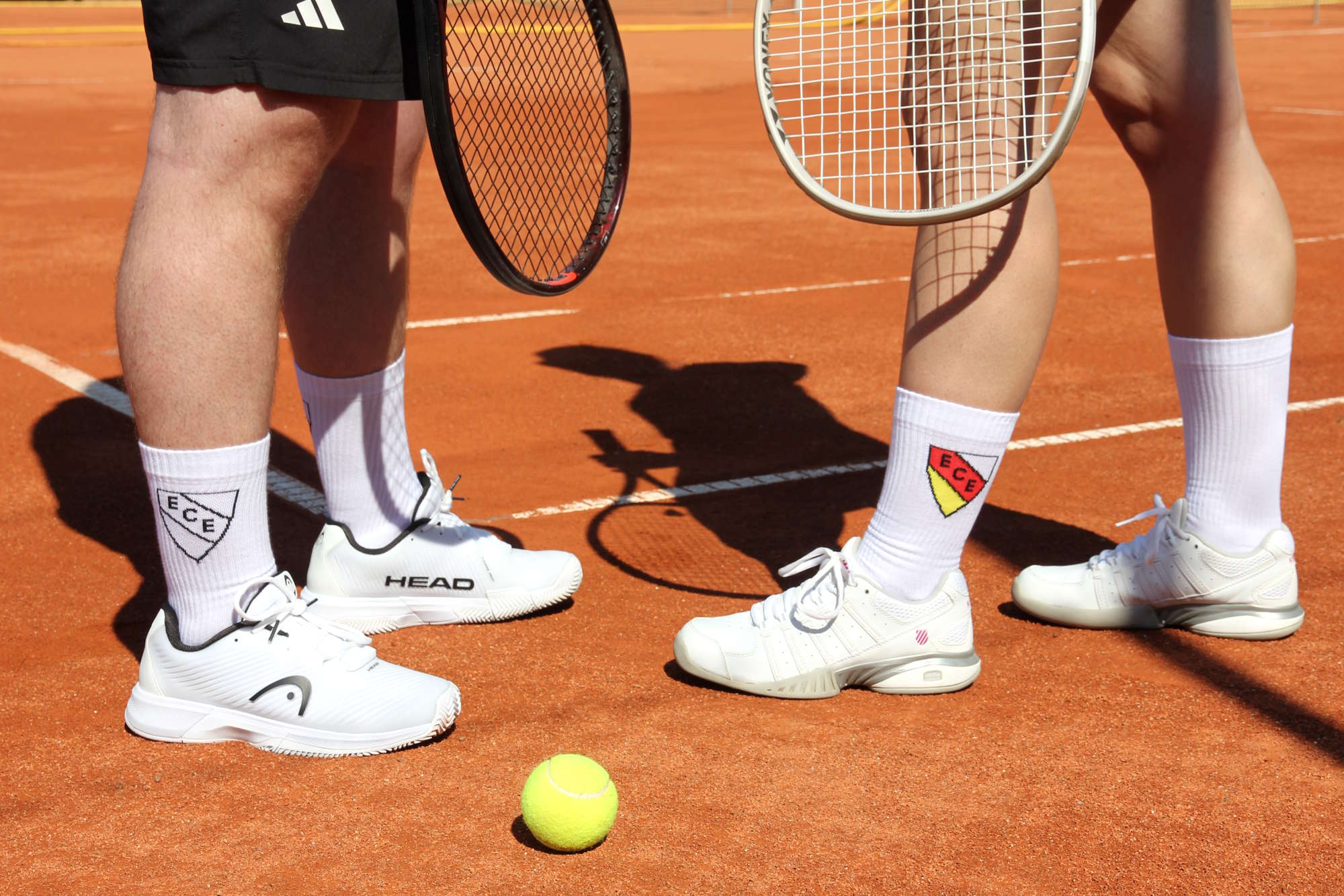 Zwei Tennisspieler Tennissocken mit Vereinslogo