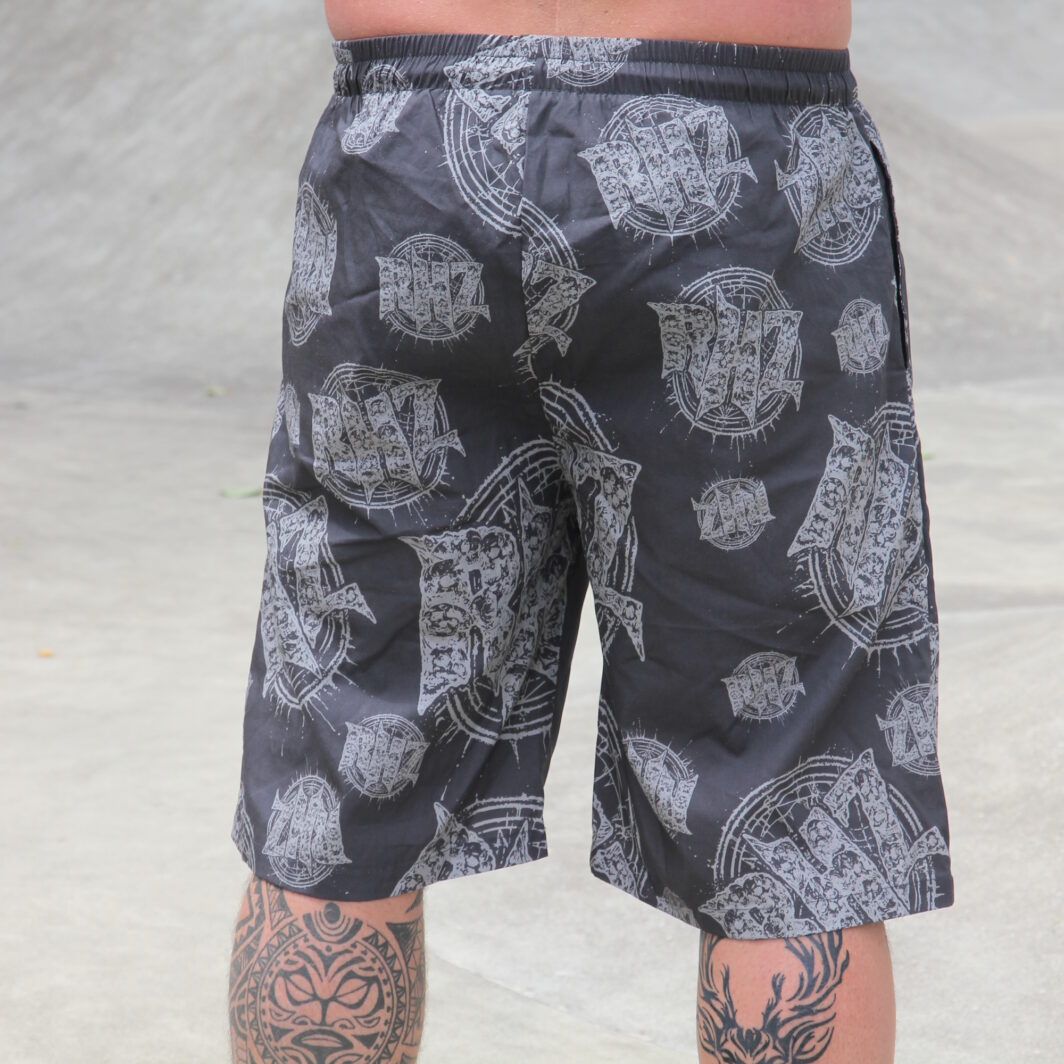Badeshorts mit Rock-Festival-Logos bedruckt