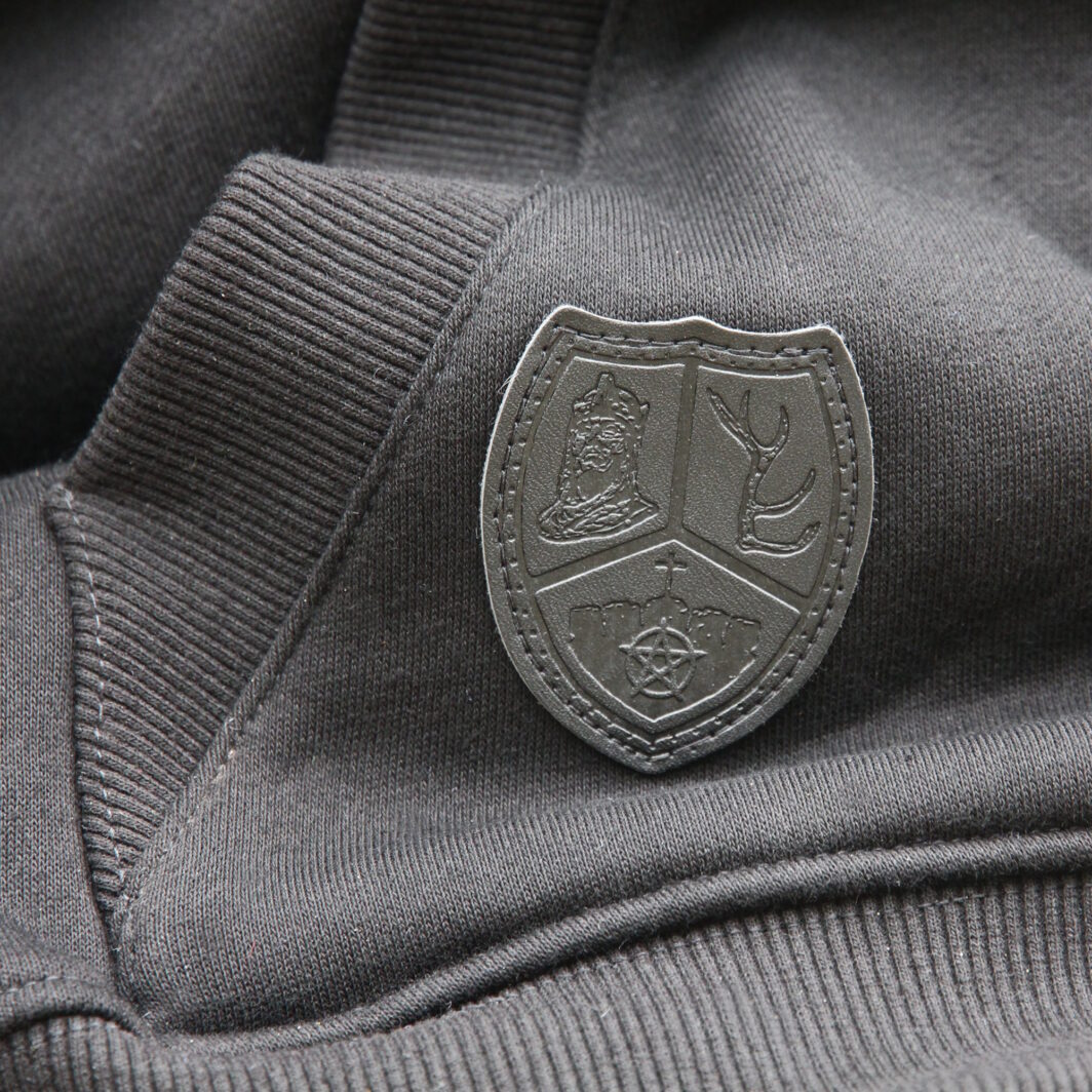 Geprägte Kunstleder-Applikation an einem Kapuzenpulli