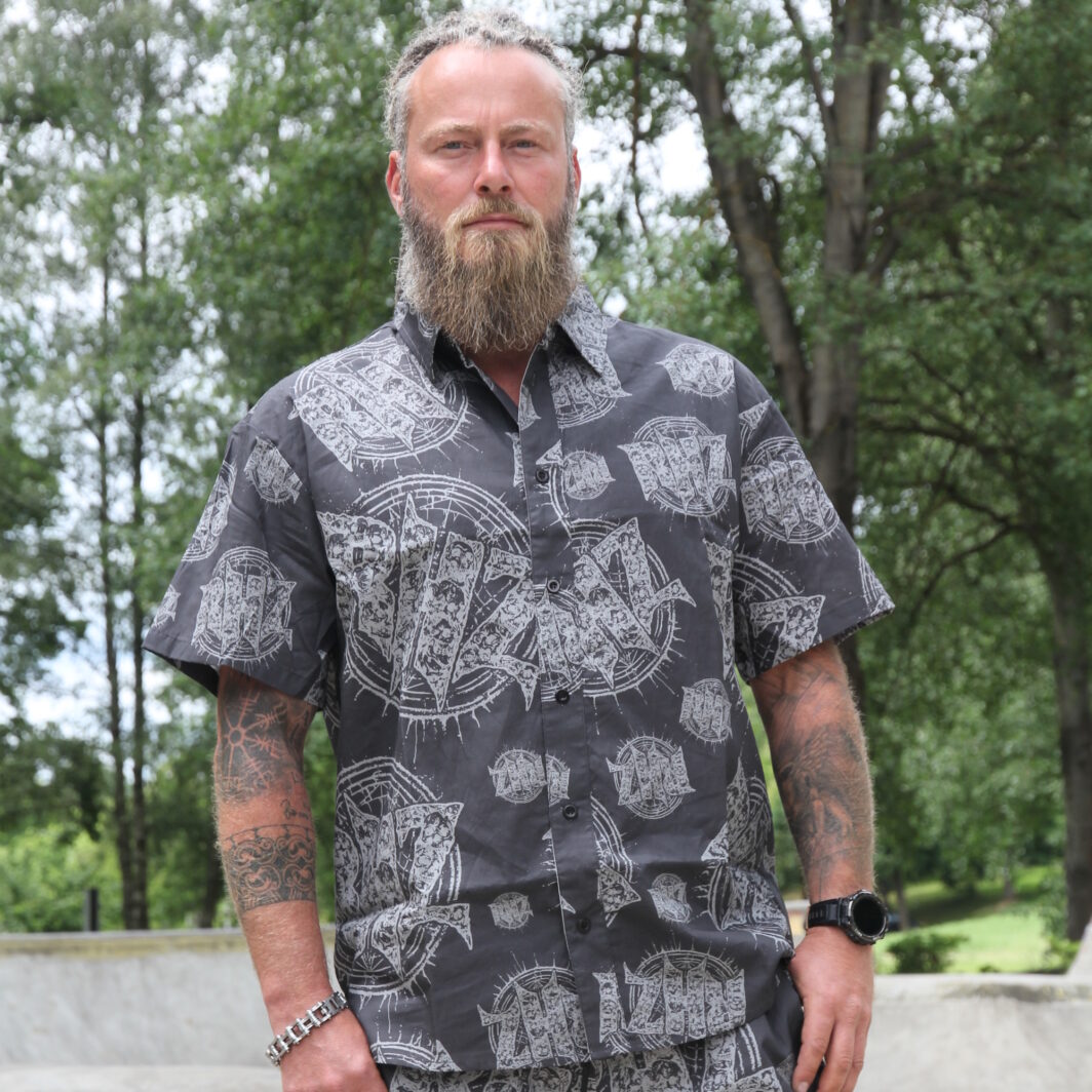Hawaiihemd Festival-Merch mit vielen Logos bedruckt