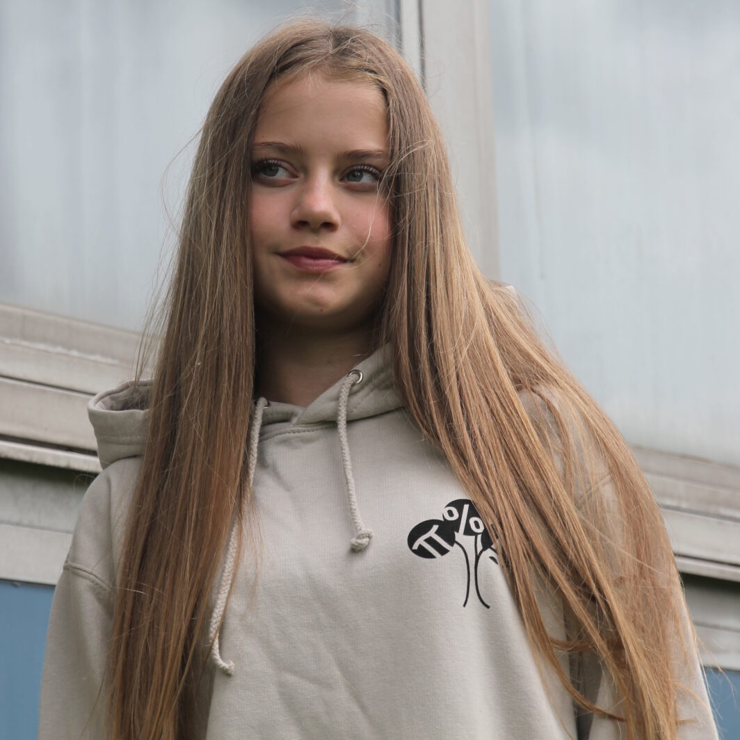Hoodie bedruckt Schul-Logo Brust Mädchen