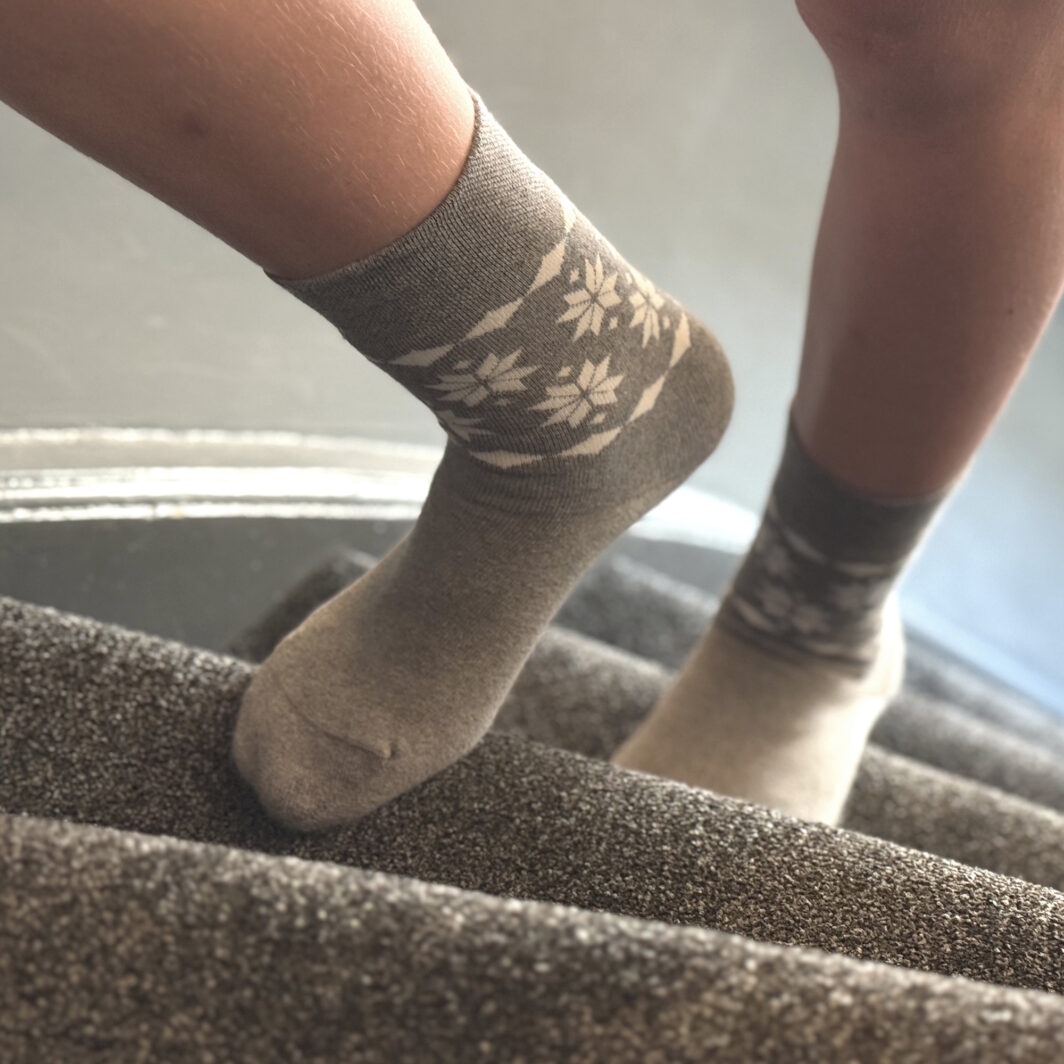 Graue Plüschsocken mit weißen Sternen