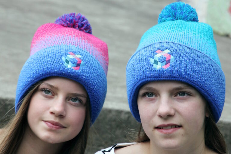 Mützen Farbverlauf pink blau Mützen mit Logo und Farbverlauf pink und blau zwei Mädchen