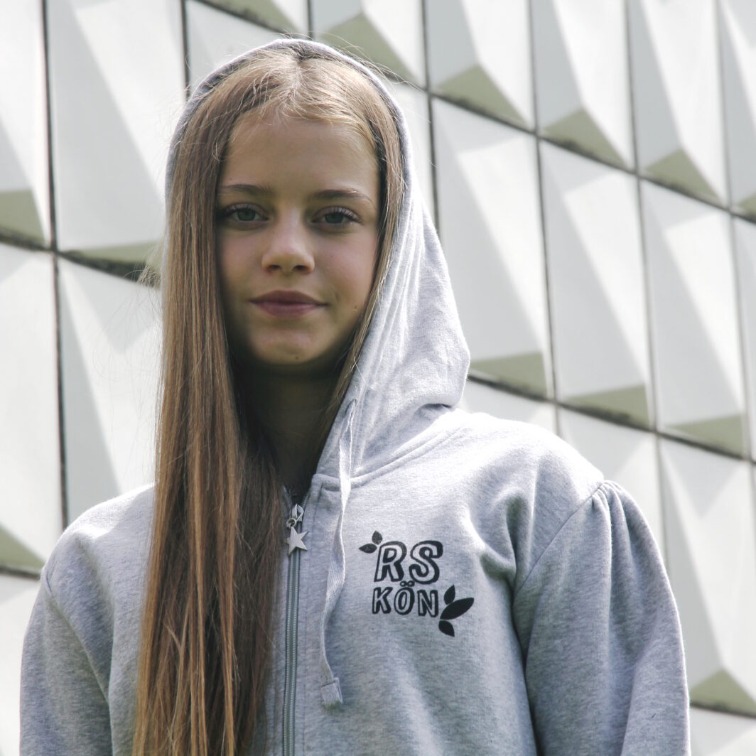 Schul-Merch Kapuzenpulli mit gedrucktem Logo