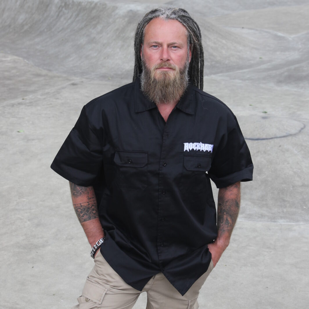 Schwarzes Kurzarm-Workerhemd mit gesticktem Logo Merch-Kollektion Rock-Festival