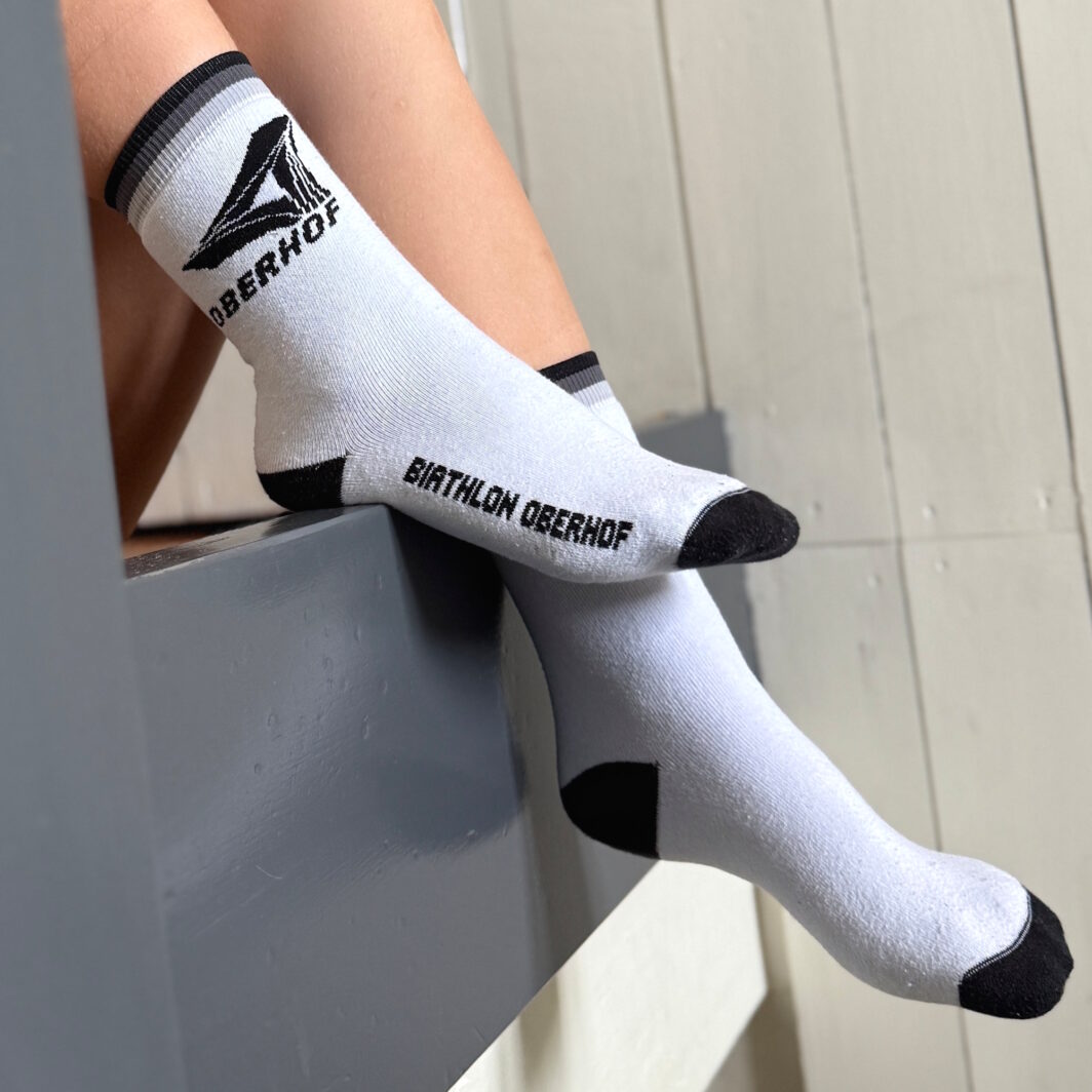 Plüschsocken mit Wintersport-Logo und Schriftmotiv