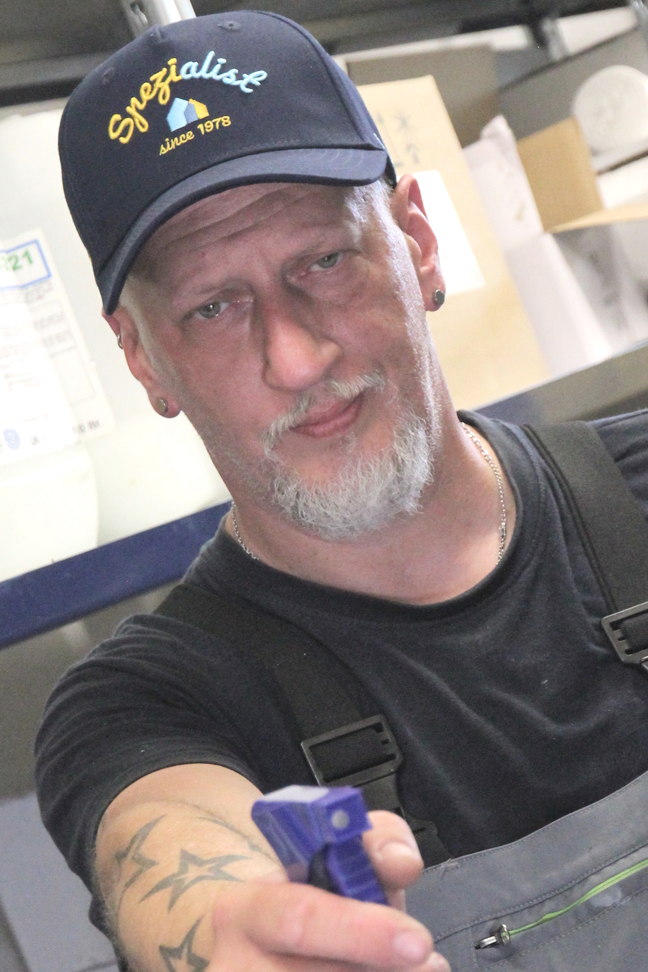 Reinigungskraft mit bestickter Cap und Sprühflasche
