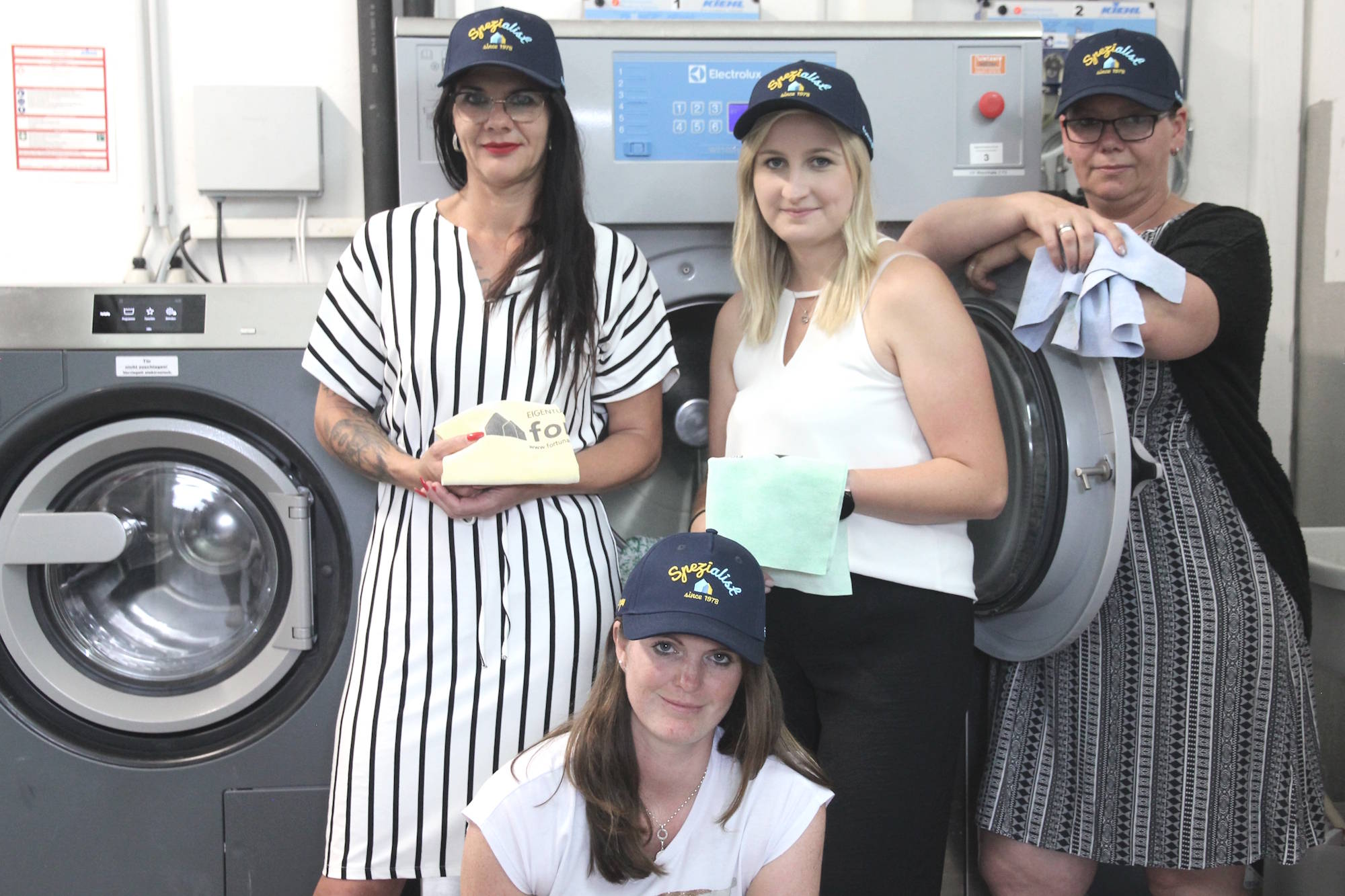 Caps bestickt Reinigungsunternehmen Frauen mit bestickten Caps in einer Wäscherei