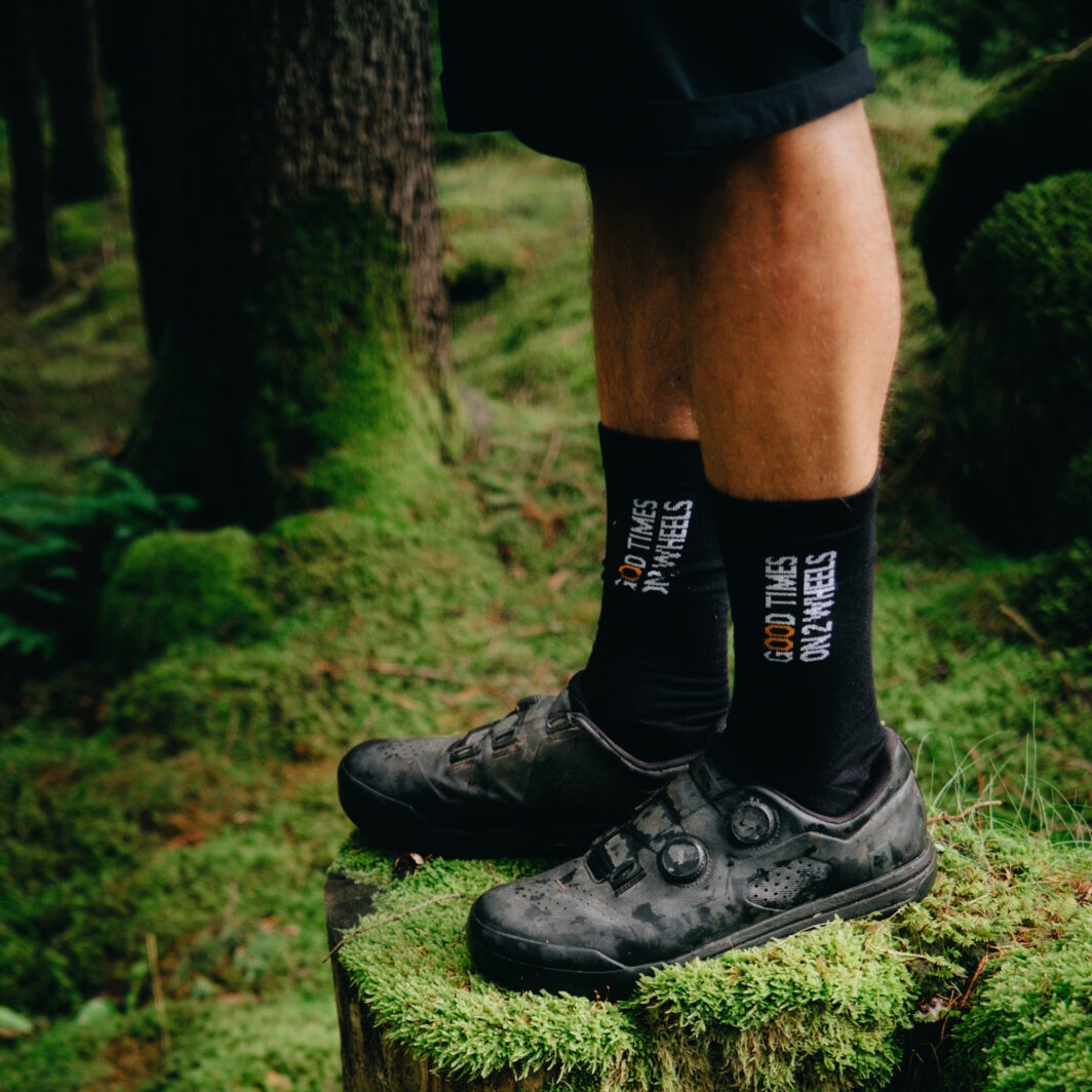 Fahrradsocken und Fahrradschuhe im Wald in Südtirol