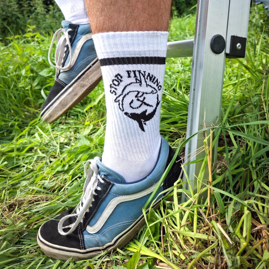Tennissocken weiß mit schwarzer Schrift und Haien