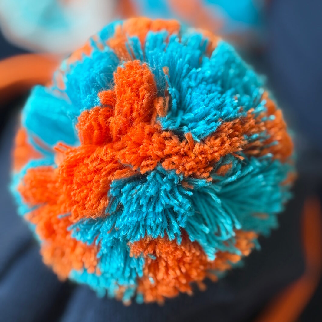 Zweifarbige Bommel blau orange