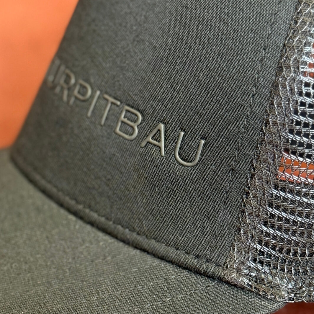Schwarze Trucker Cap mit Schrift als 3D-Druck