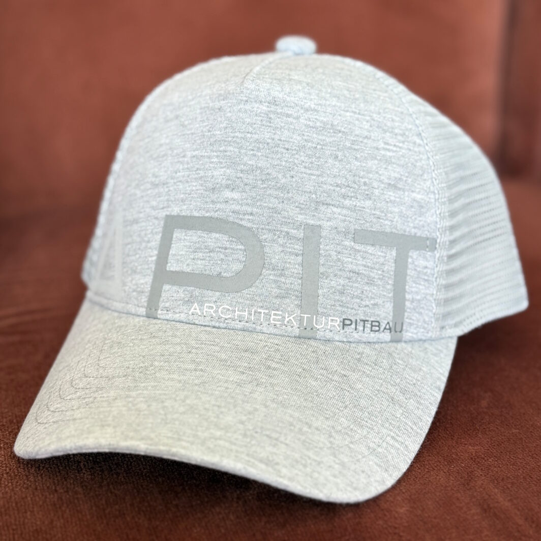 Graue Trucker Cap vorne bedruckt