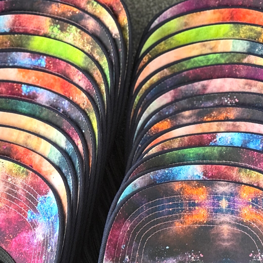 Caps mit bedruckten Schirmen mit Farbverläufen