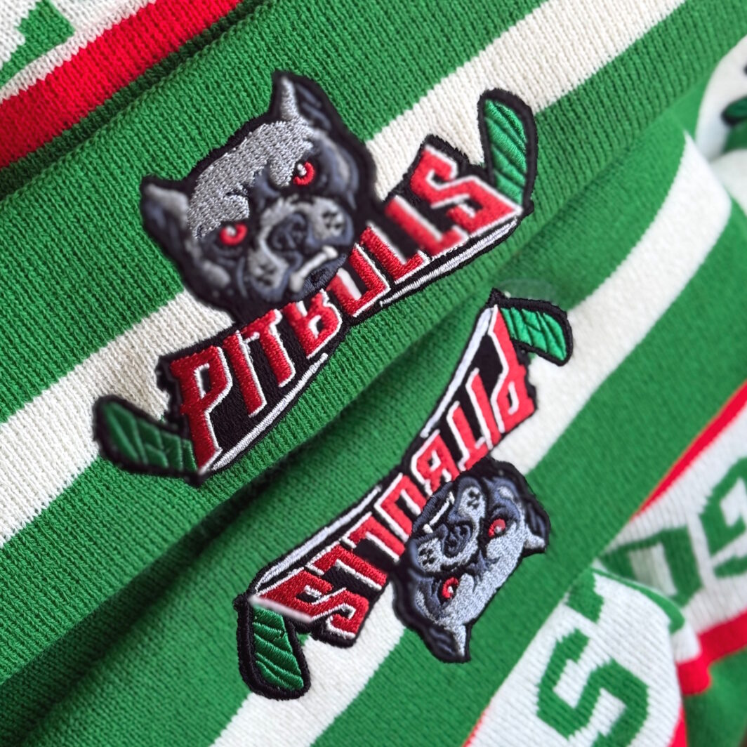 Stickmotiv Pitbulls auf Mützen eines Eishockey-Teams