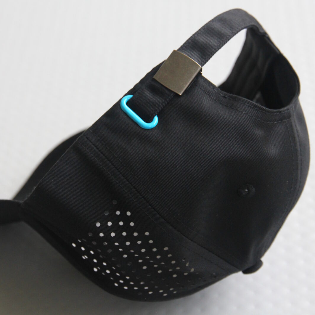 Cap mit perforiertem Stoff und Öse in Unternehmensfarbe