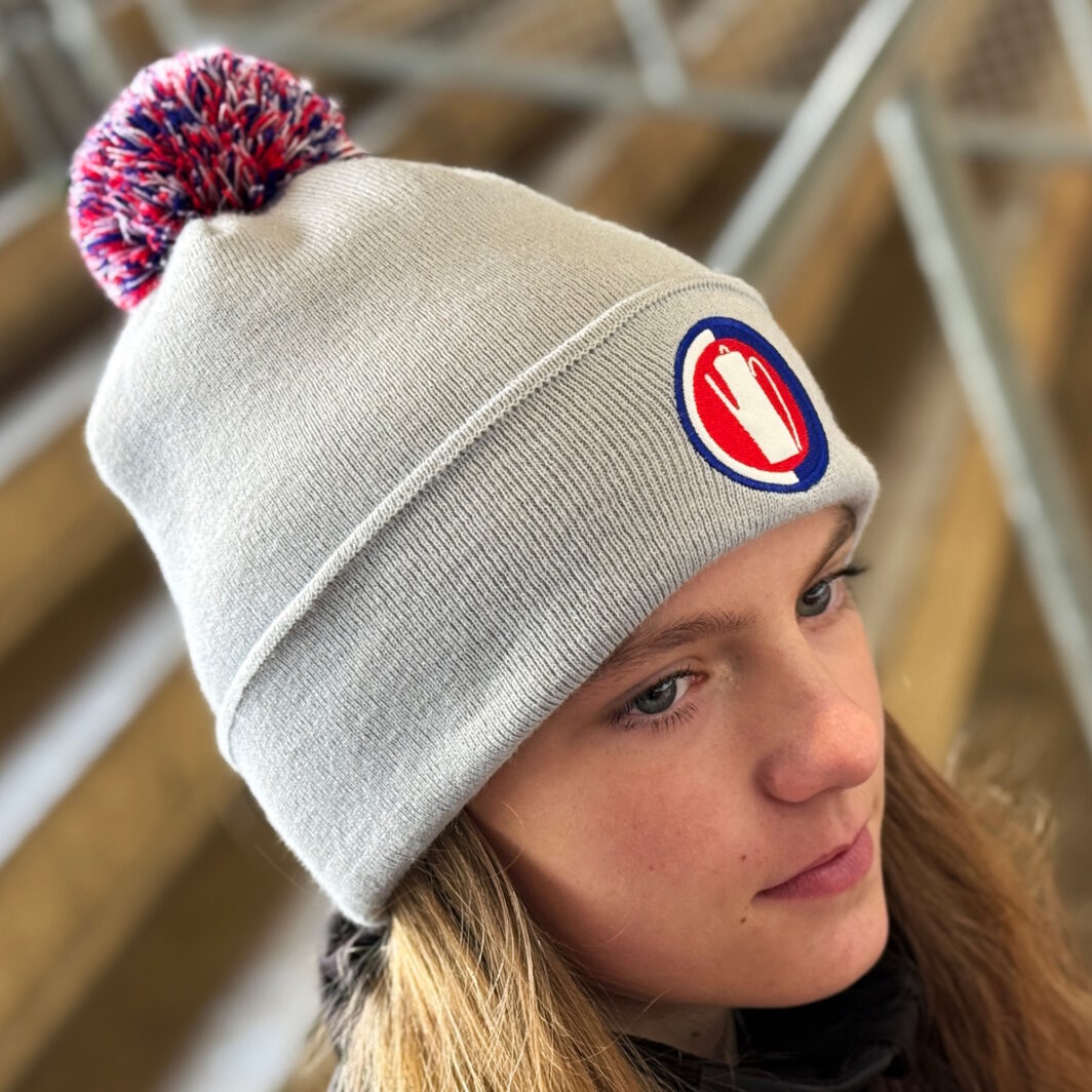 Junger Eishockey-Fan mit Mütze im Stadion