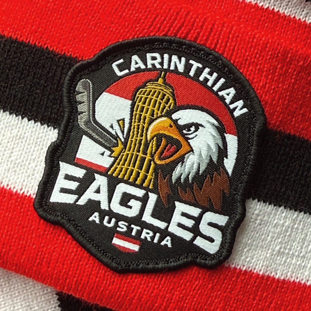 Gewebtes Patch Eishockey-Juniorenteam auf einer gestreiften Mütze