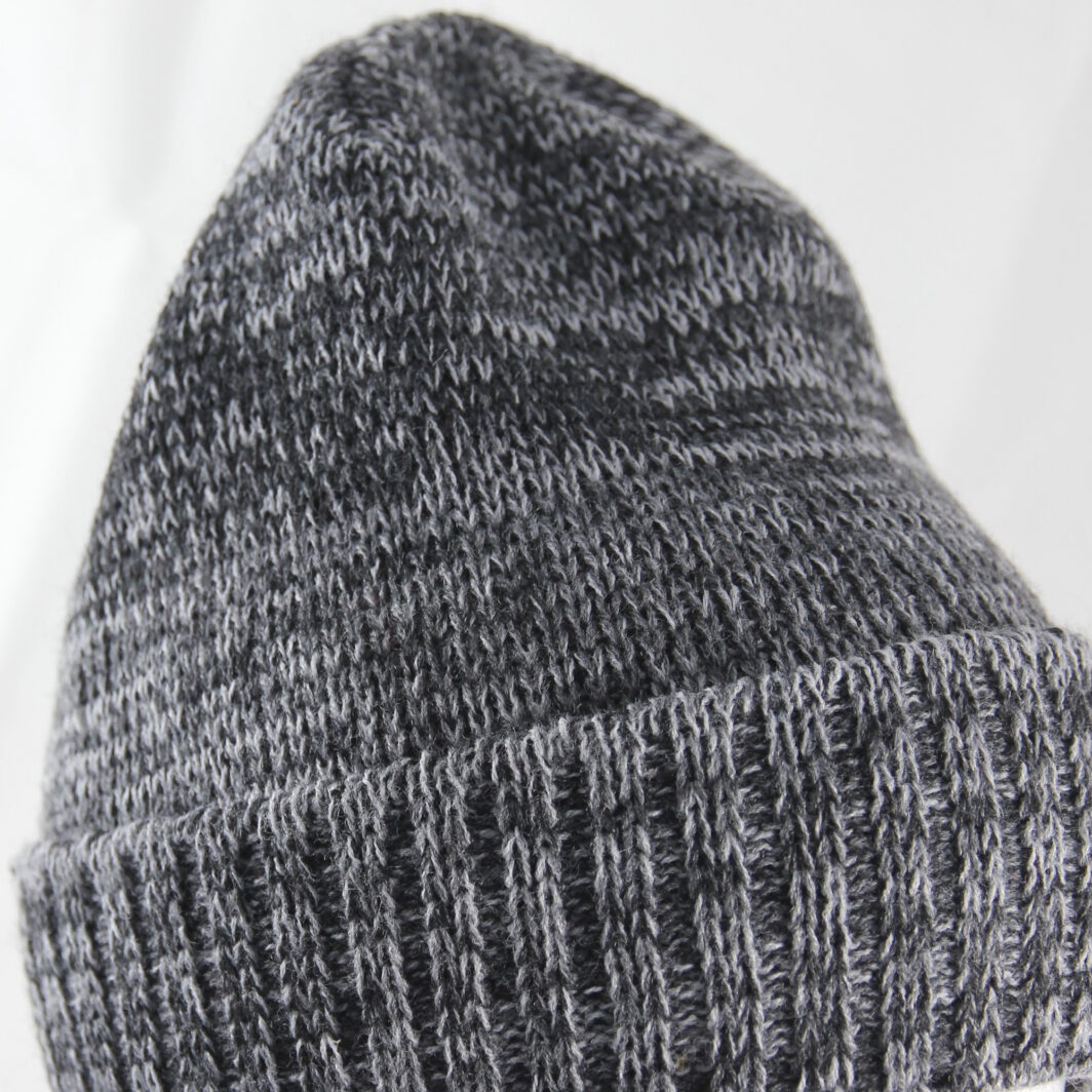Grau-melierte Mütze, grob gestrickt, mit geripptem Umschlag