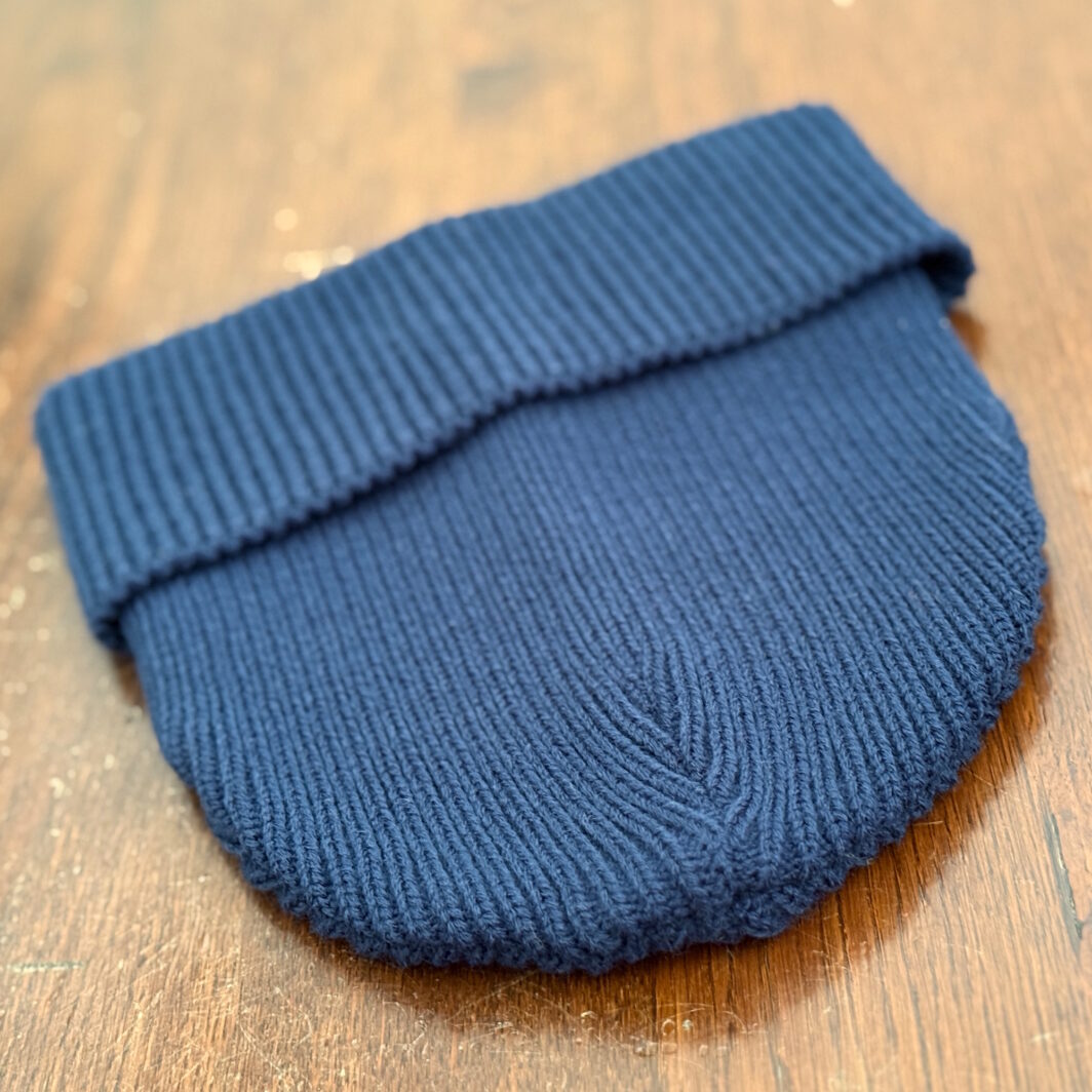 Blaue Strickmütze mit Ripp-Muster