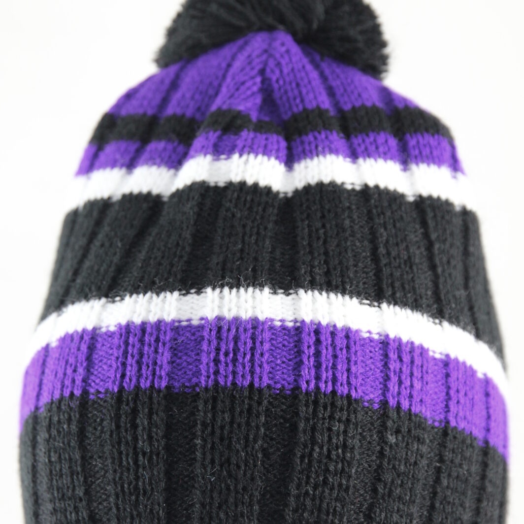 Gestreifte Mütze, grob gestrickt, Ripp-Strickart, ohne Umschlag, mit Bommel