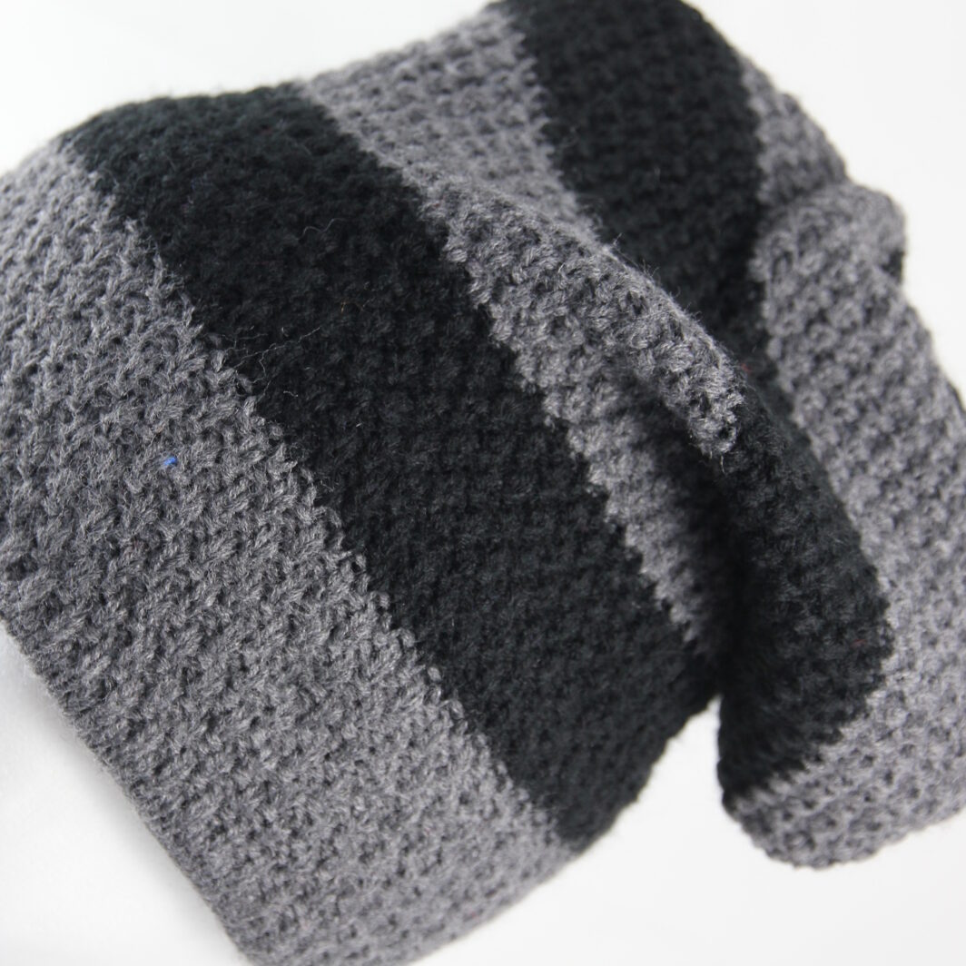 Gestreifte lange Strickmütze mit Häkel-Look