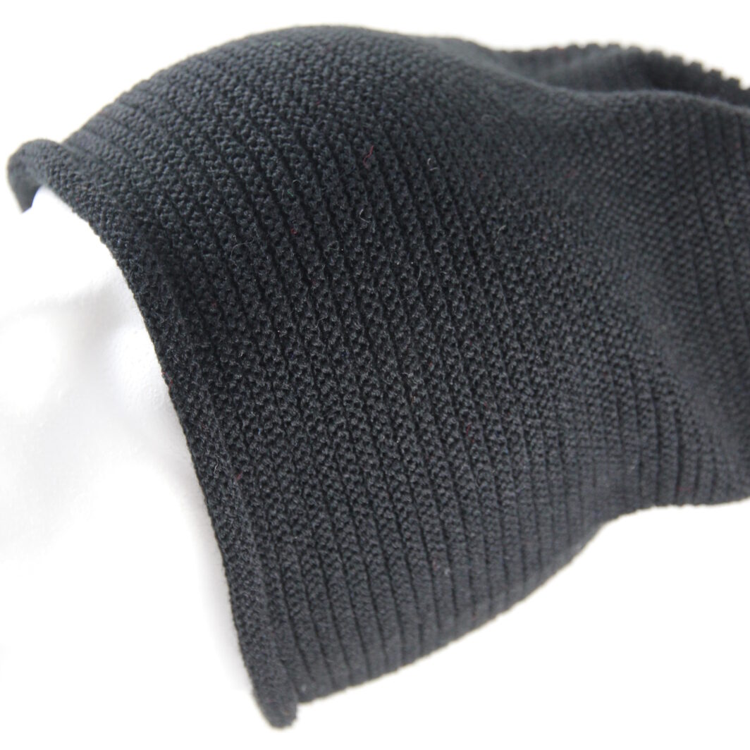 Lange schwarze Mütze mit gestrickter Querrippe